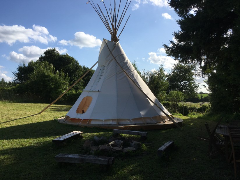 photo du tipi de laurent revault, lieu de stage et de soins chamaniques