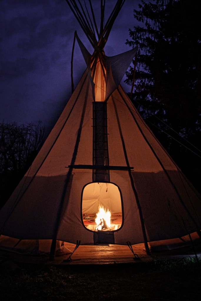 photo d'un tipi la nuit avec le feu pour les cercles de tambours et stage chamanique