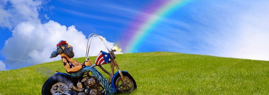 image d'un motard regardant un arc en ciel pour illustrer une anecdote de soin chamanique de Laurent Revault sur les messages des défunts aux vivants. Le travail chamanique de passeur d'âme, de psychopompe