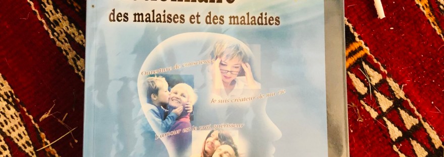 photo d'un dictionnaire illustrant un article de Laurent revault sur le lien dans le soin chamanique au tambour entre les évènements traumatiques vécues et ce que le corps exprime à travers ses maux, ses désordres physiques, psychologiques ou émotionnels