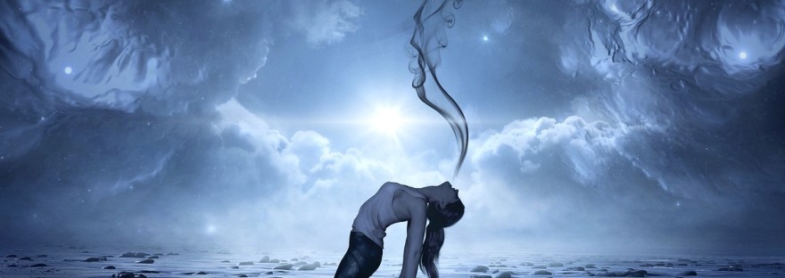 photo d'une femme qui a une fummée noire sortant de sa bouche illustrant un article sur le soin chamanique et plus précisemment les extractions chamaniques