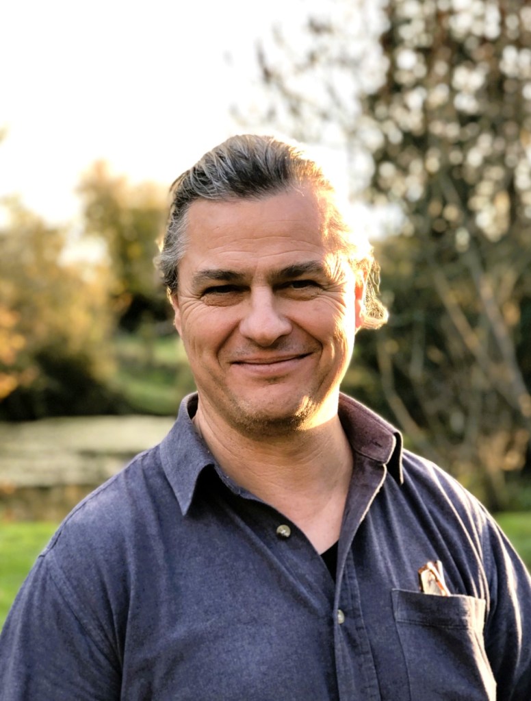 Portrait de Laurent REVAULT praticien de soins chamaniques et Magnétiseur