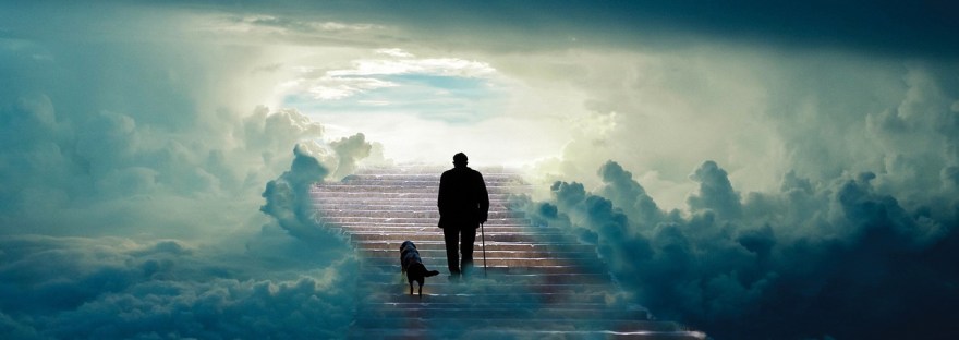 Image représentant un escalier au milieu des nuages, symbolisant le passage entre la vie et la mort, et illustrant un article sur le travail chamanique de passeur d'âme ou psychopompe