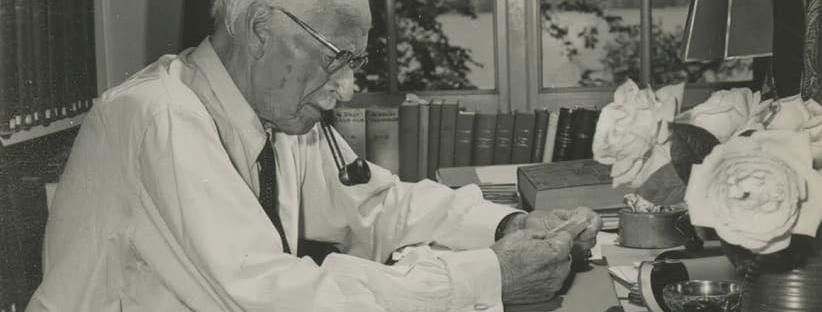 photo de carl gustav jung illustrant le témoignage d'un psychanalyste jungien ayant participé à une initiation chamanique au tambour pour rencontrer son animal totem et ses guides spirituels avec laurent revault, praticien chamanique.