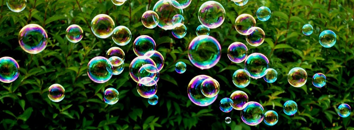 Bulles qui s'envolent illustrant une journée de formation chamanique au tambour sur le recouvrement d'âme